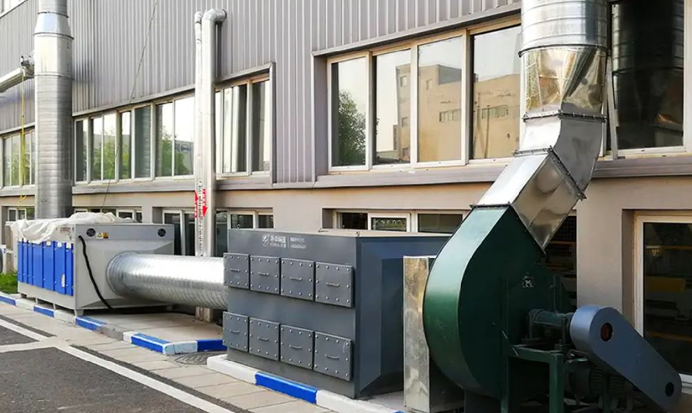 光氧催化设备在VOCs治理系统中的协同作用深度解析